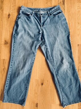 L.L. Bean Favorite Fit Curvy Jeans Size 10P Straight Leg Medium Wash